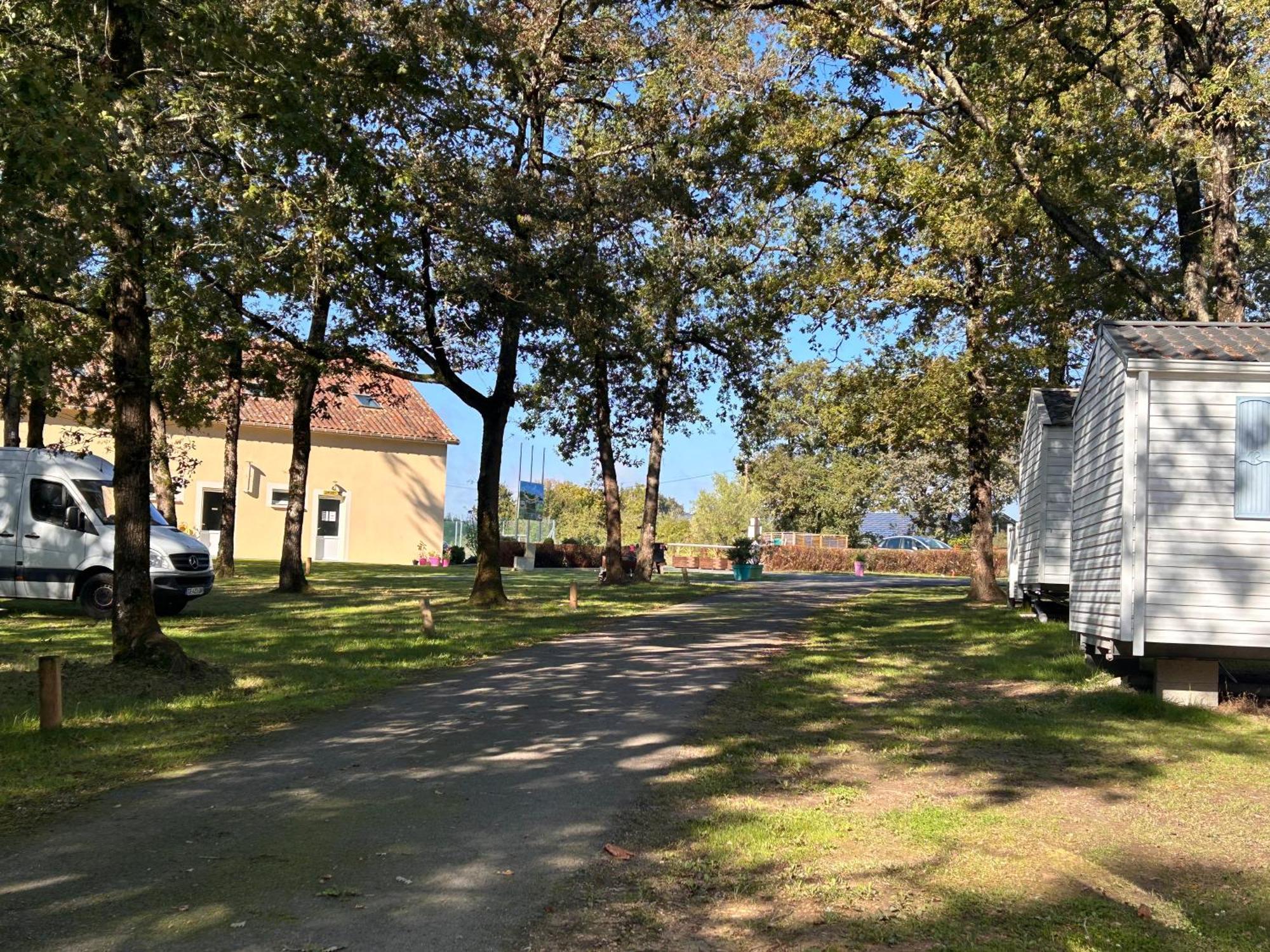 Coussay-les-Bois Camping Les Petites Minaudieres מראה חיצוני תמונה